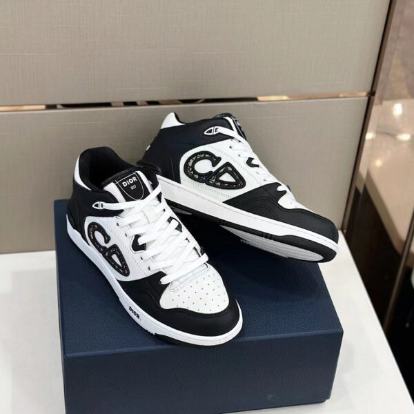 B57 Mid-Top Black Oblique