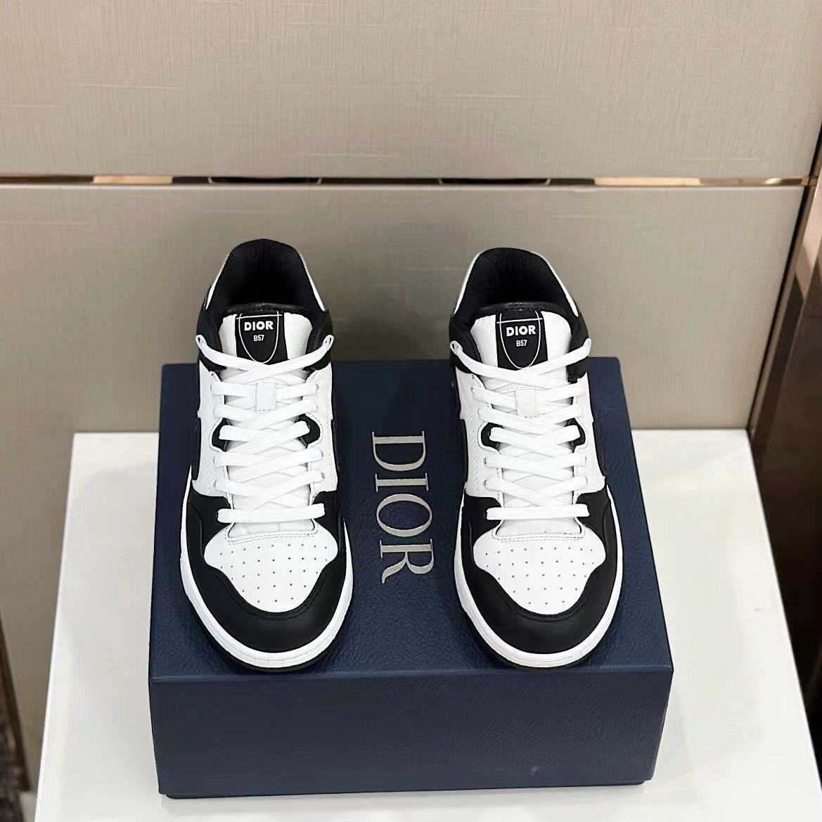 B57 Mid-Top Black Oblique