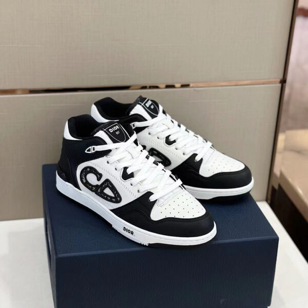 B57 Mid-Top Black Oblique