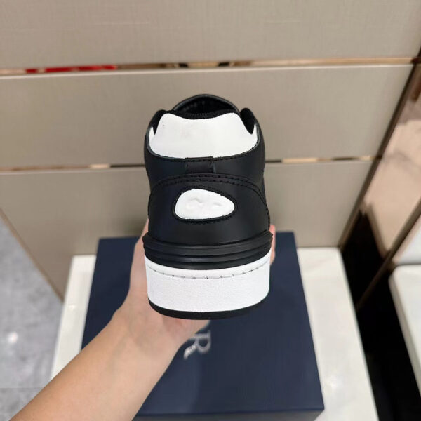 B57 Mid-Top Black Oblique