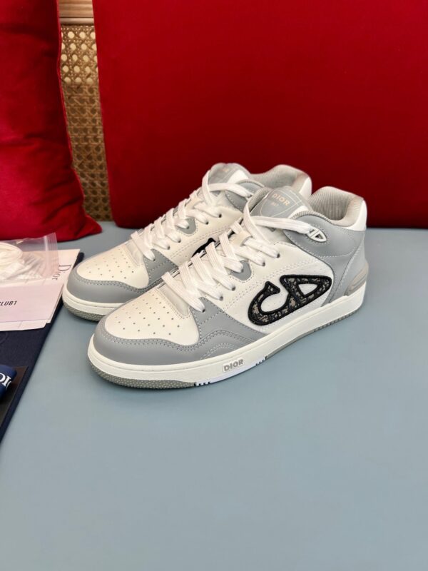 B57 Mid-Top Grey Oblique
