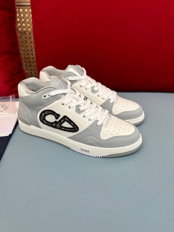 B57 Mid-Top Grey Oblique
