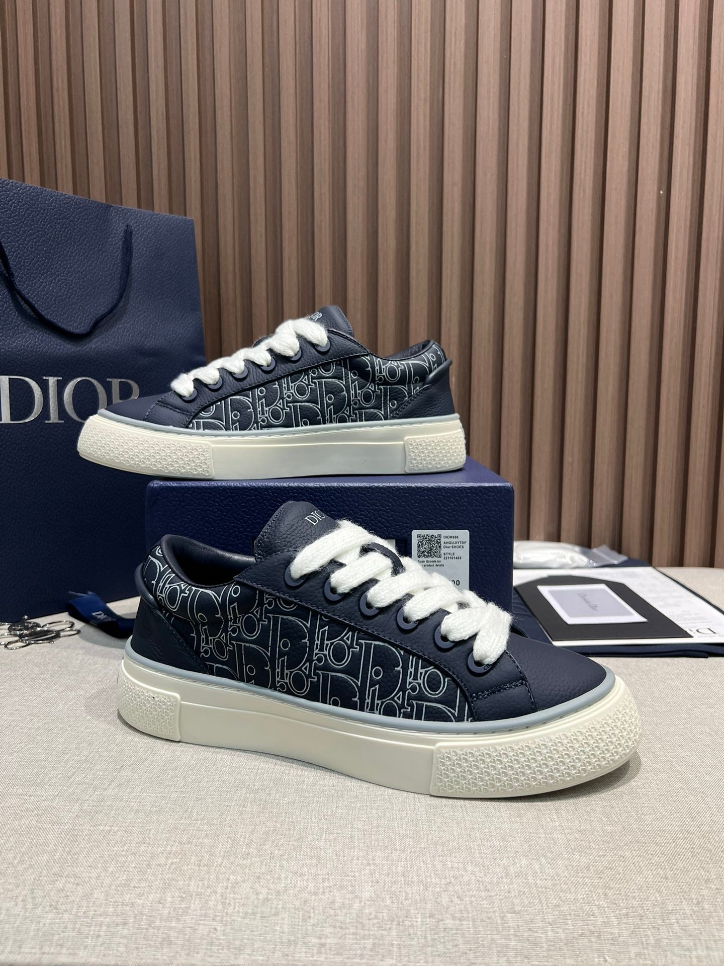 B33 Spin Sneaker Navy