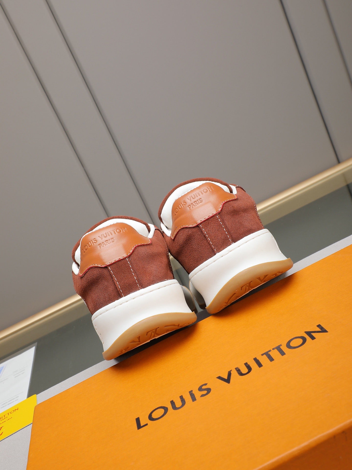 LV Tilted Marron