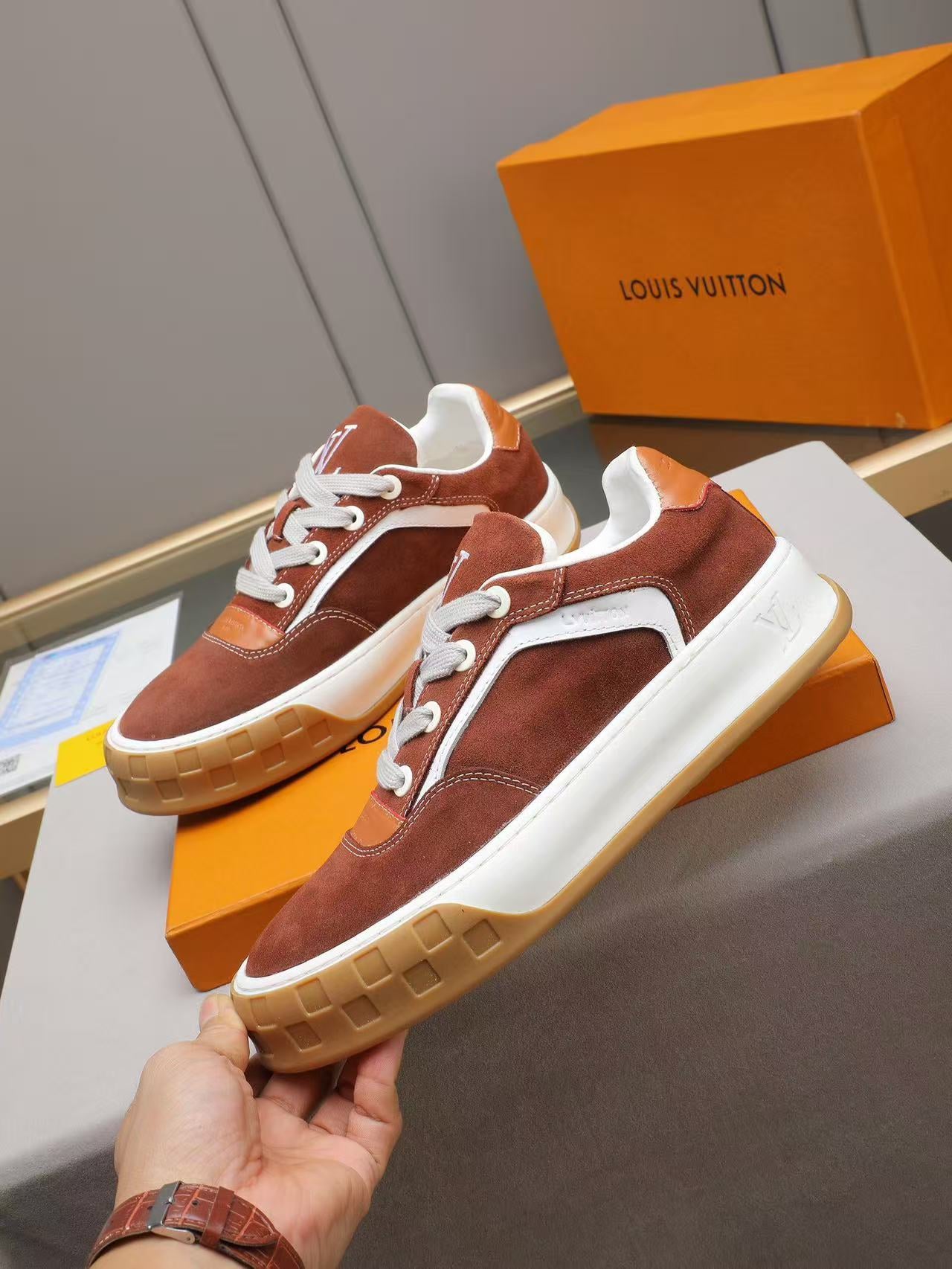 LV Tilted Marron