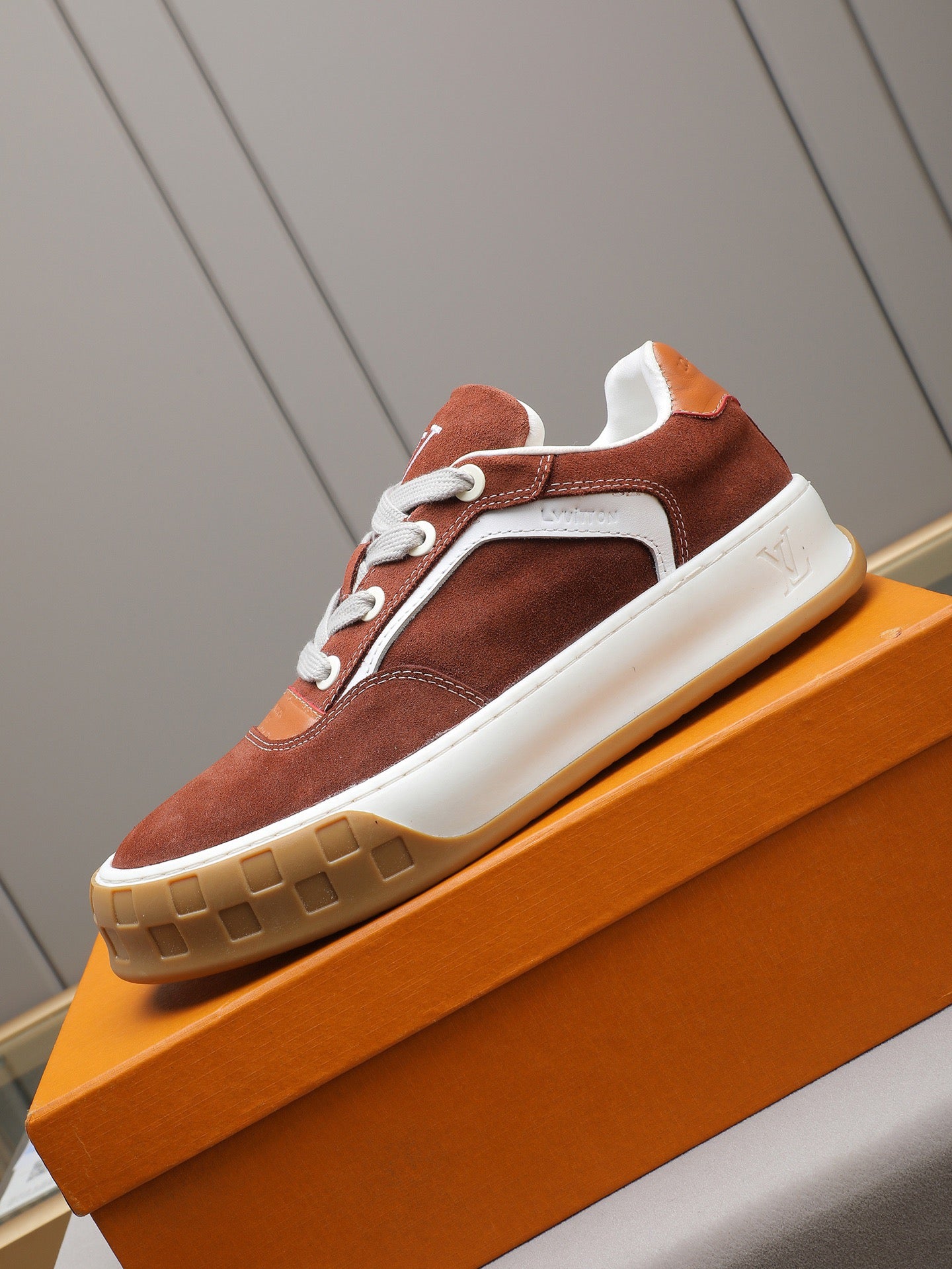 LV Tilted Marron