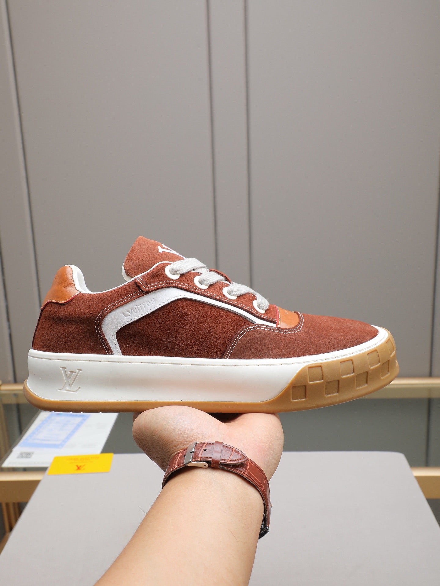 LV Tilted Marron