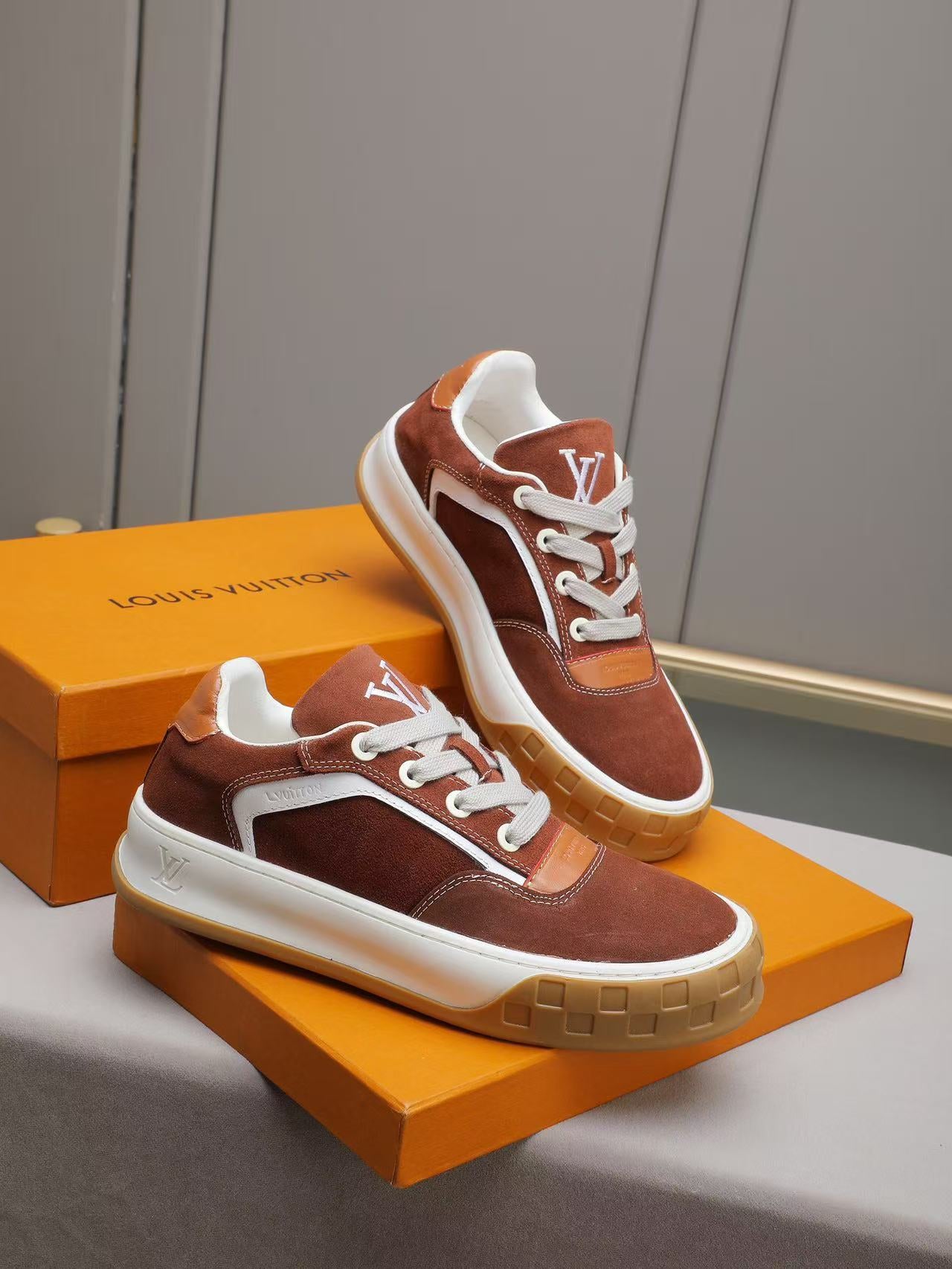 LV Tilted Marron