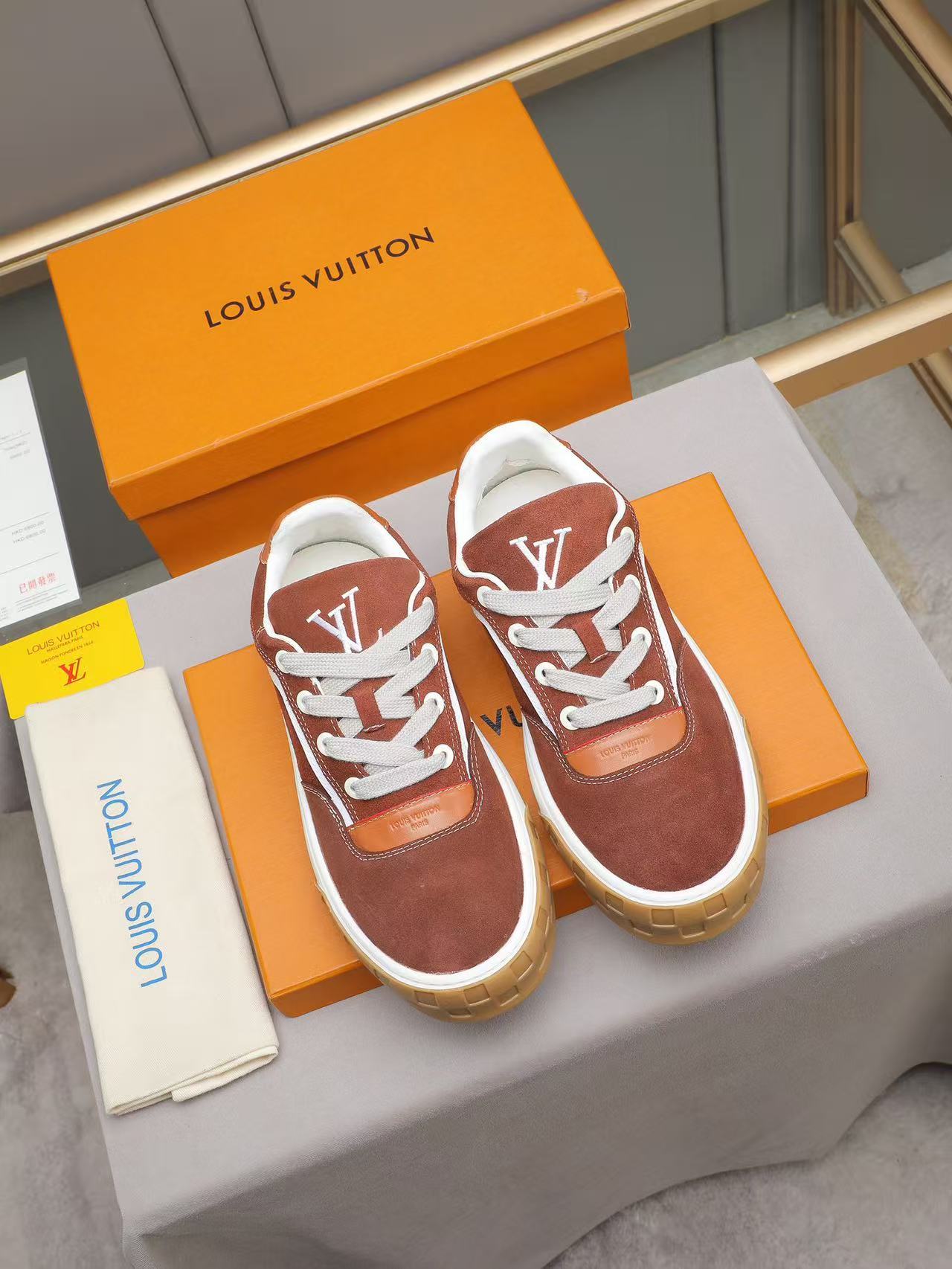 LV Tilted Marron